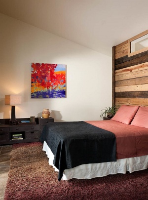 Beautiful-bedroom-combines-rustic-and-modern-touches-with-ease
