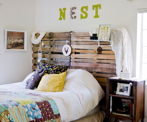 DIY-pallet-headboard-for-the-shabby-chic-bedroom