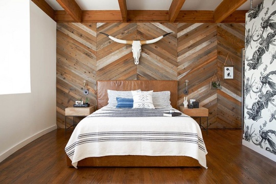 Reclaimed-wood-accent-wall-with-chevron-pattern-is-an-absolute-showstopper